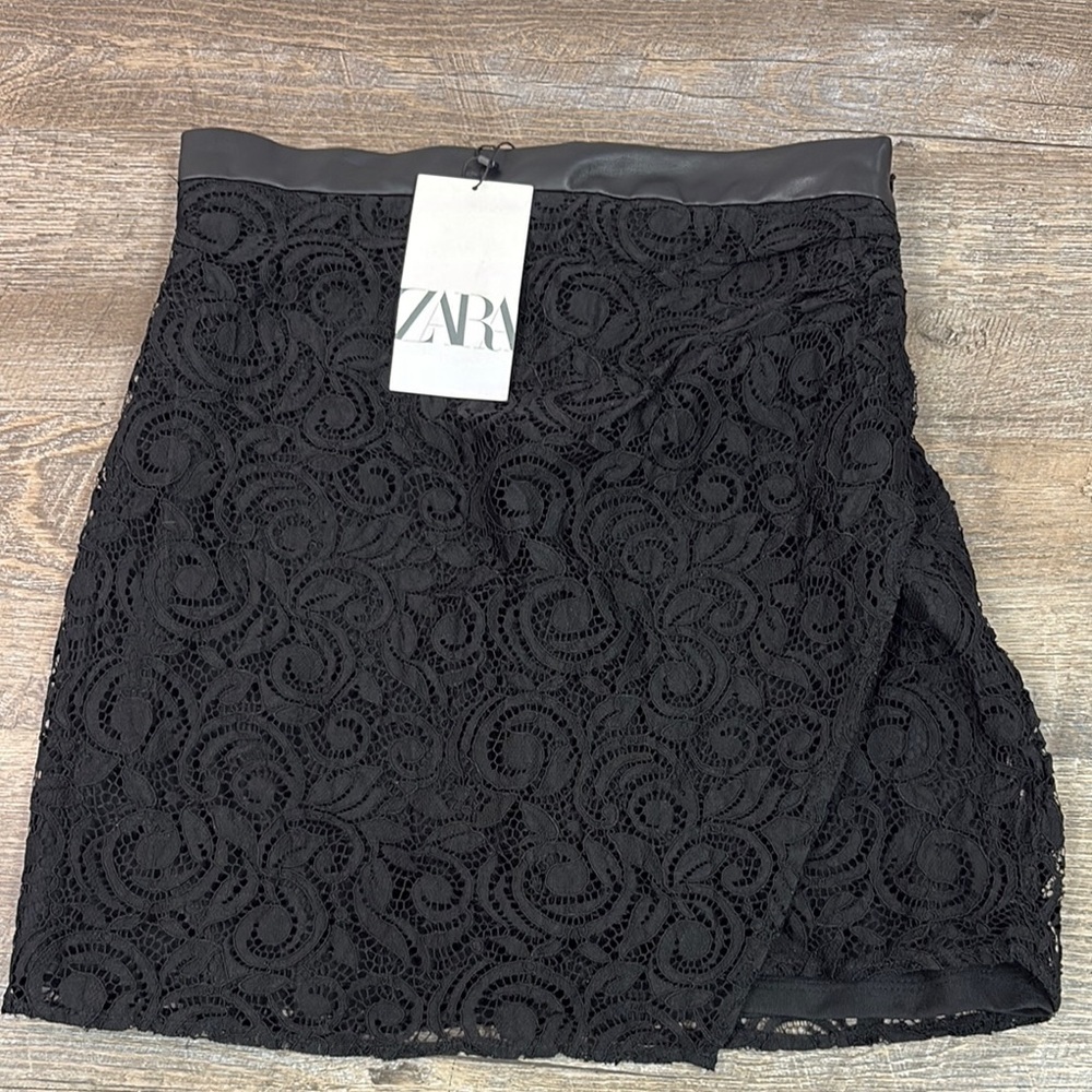 NEW Zara Lace Mini Skirt Size Medium